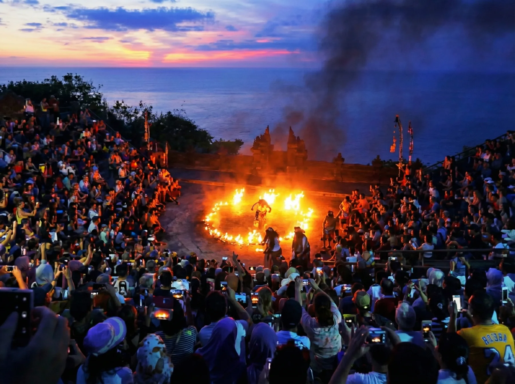 ケチャックダンスの迫力あるファイヤーパフォーマンス