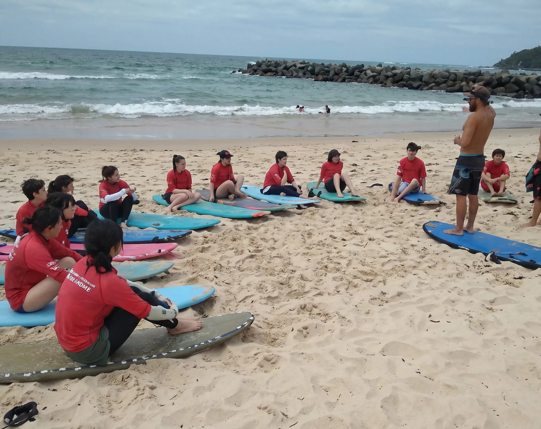 ビーチでのサーフィンレッスン