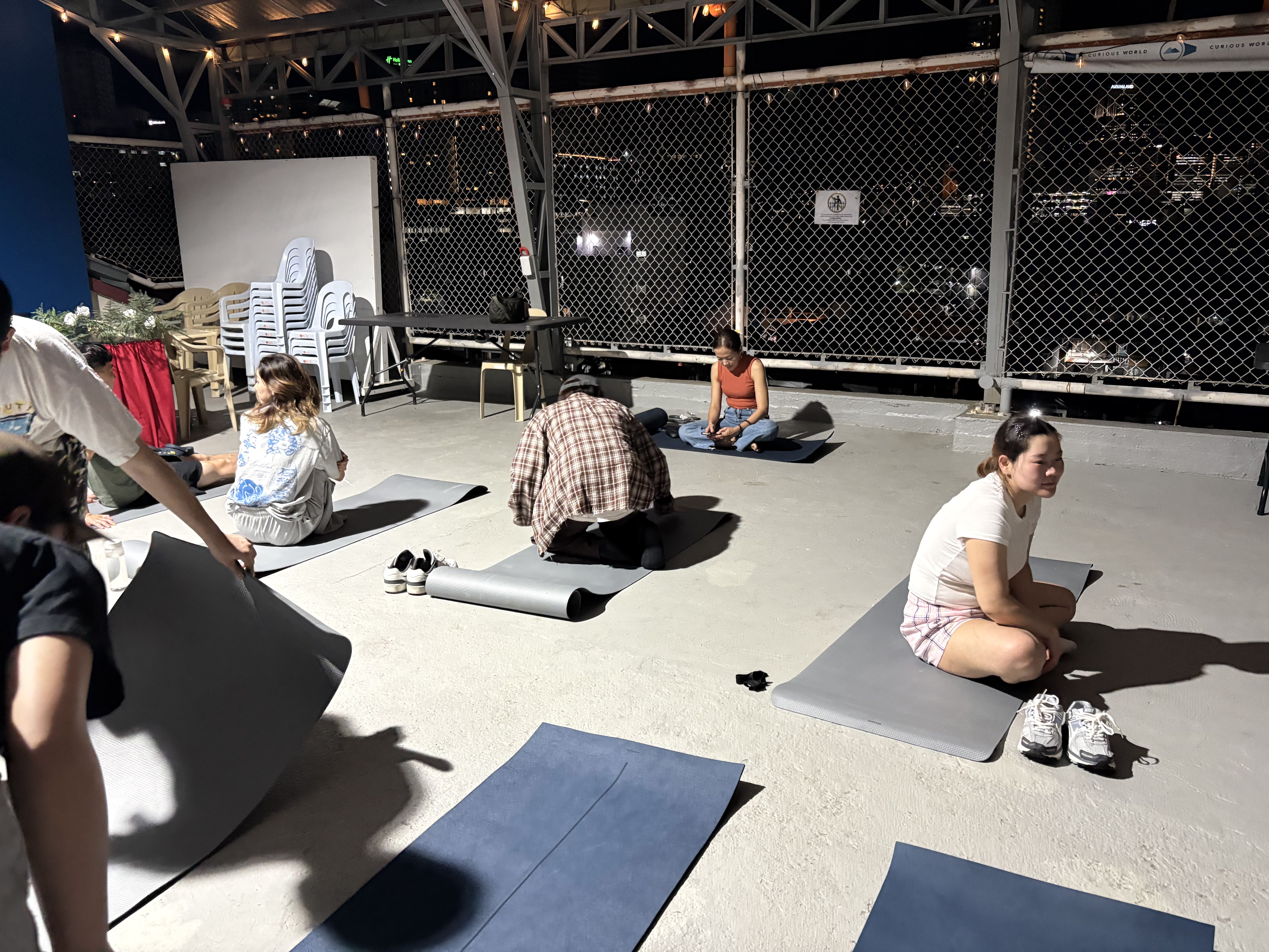 屋上でヨガアクティビティ